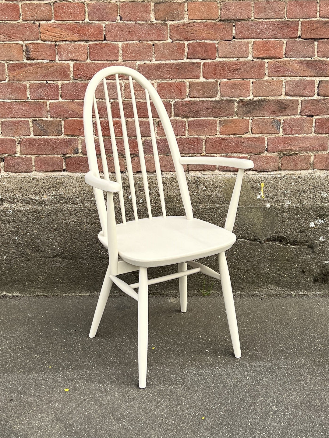 Strebenstuhl im Skandinavischen Stil beige gestrichen