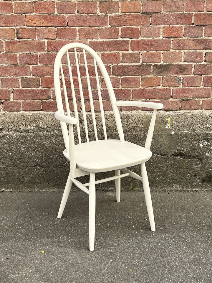 Strebenstuhl im Skandinavischen Stil beige gestrichen