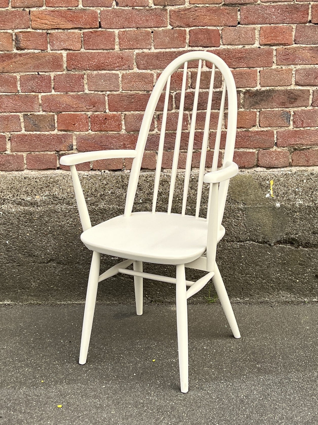 Strebenstuhl im Skandinavischen Stil beige gestrichen