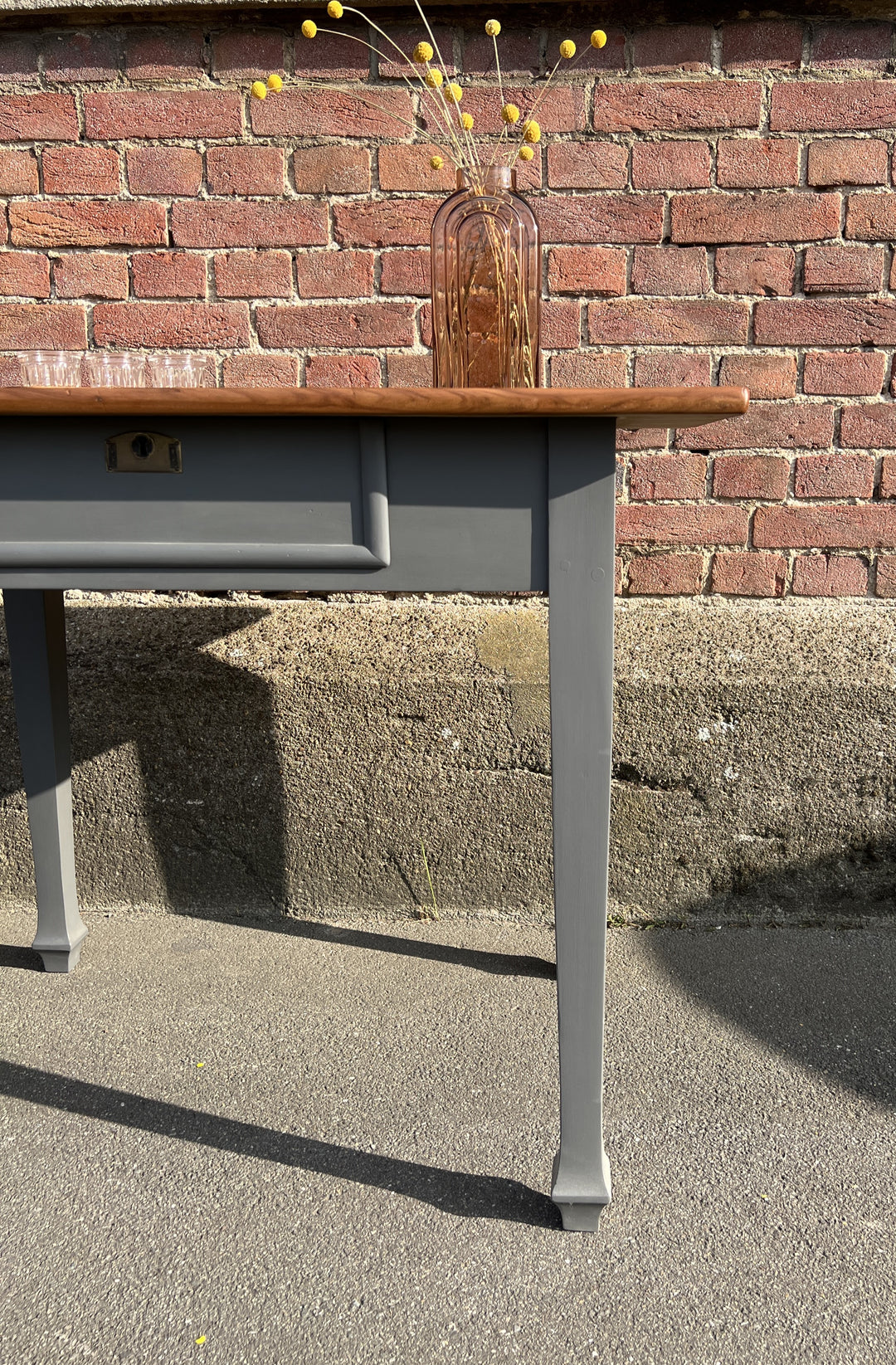 kleiner Holztisch mit Schublade
